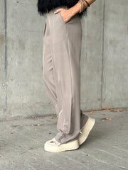 Le pantalon Evi taupe