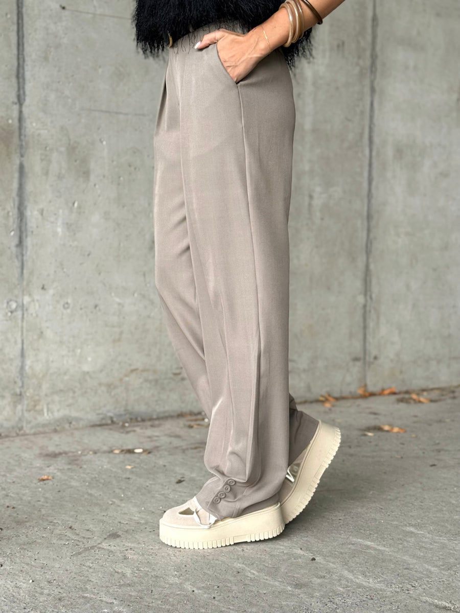 Le pantalon Evi taupe